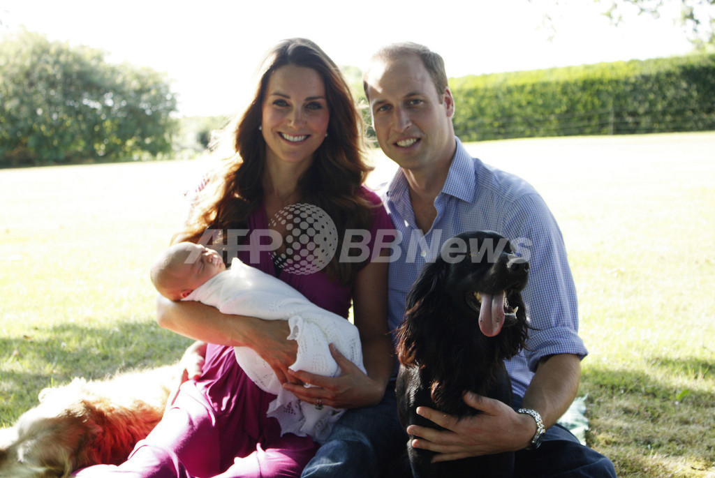 ジョージ王子と初の公式写真、キャサリン妃が着用したのは英人気マタニティーブランド