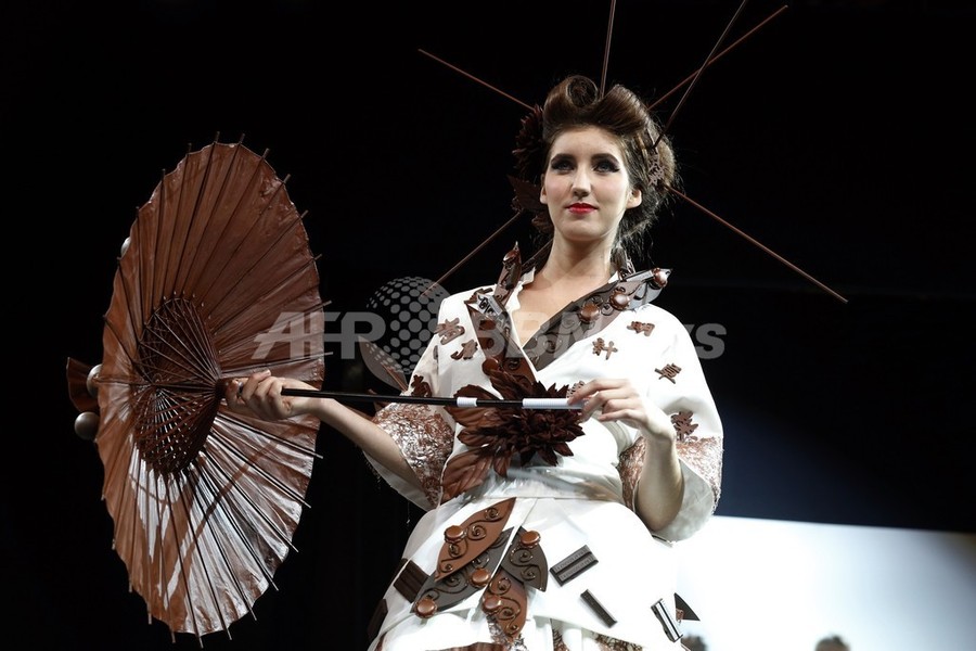 本当にチョコ？パリでチョコのドレスのファッションショー