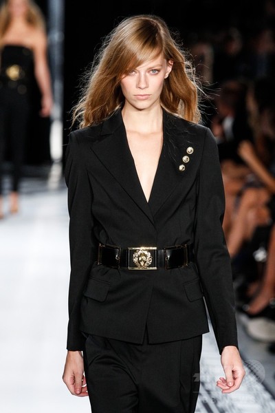 アンソニー・バカレロとコラボ、「ヴェルサス ヴェルサーチ」15年春夏