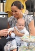 南アフリカ・ケープタウンを訪問中の英メーガン妃と長男のアーチーちゃん（2019年9月25日撮影）。(c)HENK KRUGER / POOL / AFP