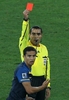 2010年サッカーW杯南アフリカ大会（%%2010 World Cup%%）1次リーグD組、ドイツ対オーストラリア。試合はドイツが4-0で快勝した。写真は後半11分にレッドカードで退場となるオーストラリアのティム・ケイヒル（%%Tim Cahill%%、手前）。（2010年6月13日）(c)AFP/KARIM JAAFAR