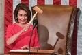 米首都ワシントンの連邦議会議事堂で、小づちを掲げるナンシー・ペロシ下院議長（2019年1月3日撮影）。(c)SAUL LOEB / AFP