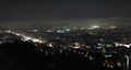 スモッグに覆われたギリシャの首都アテネ（Athens）近郊の夜景（2012年12月28日撮影）。(c)AFP/LOUISA GOULIAMAKI