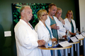 スウェーデン・ヨーテボリ（Gothenburg）にある
サールグレンスカ病院（Sahlgrenska Hospital）で記者会見を行う、ヨーテボリ大学（University of Gothenburg）のマッツ・ブレンストレム（Mats Braennstroem）教授（左から3人目）ほか外科専門医ら（2012年9月18日撮影）。(c)AFP/SCANPIX SWEDEN/ADAM IHSE
