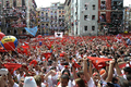 1週間にわたる牛追いが有名なスペイン北部パンプロナ（Pamplona）の祭りサン・フェルミン（San Fermin）が6日正午、「チュピナソ」と呼ばれる花火の打ち上げとともに始まりを告げた。

写真は市庁舎前で行われた「チュピナソ」を祝うために伝統の赤いスカーフを手に集まった人たち（2012年7月6日撮影）。(c)AFP
