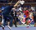 全米オープンテニス、男子シングルス2回戦。試合後にファンと一緒に踊るノバク・ジョコビッチ（2015年9月2日撮影）。(c)AFP/DON EMMERT