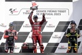 ロードレース世界選手権、第1戦ポルトガルGP、MotoGPクラス決勝。表彰式に臨む（左から）2位に入ったアプリリアのマーベリック・ビニャーレス、優勝したドゥカティ・レノボ・チームのフランチェスコ・バニャイア、3位に入ったムーニーVR46レーシングチームのマルコ・ベッツェッキ（2023年3月26日撮影）。(c)PATRICIA DE MELO MOREIRA/ AFP