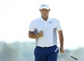 男子ゴルフ米国ツアーメジャー第2戦、全米オープン選手権最終日。5番グリーンでバーディーパットを沈め、ガッツポーズを見せるパトリック・リード（2018年6月17日撮影）。(c)Warren Little/Getty Images/AFP