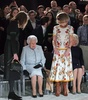英ロンドンで開催されたロンドン・ファッションウィークで、リチャード・クイン氏のショーを観覧するエリザベス女王とファッション誌「ヴォーグ」米国版のアナ・ウィンター編集長（右、2018年2月20日撮影）。(c)AFP PHOTO / POOL / Yui Mok