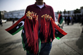 リビアの首都トリポリ（Tripoli）で、新生リビア国旗を売る男性（2011年10月23日撮影）。(c)AFP/MARCO LONGARI