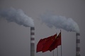 中国山西省・大同の石炭火力発電所ではためく中国国旗（2021年11月3日撮影、資料写真）。(c)Noel Celis / AFP