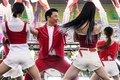 韓国ソウルの高麗大学校で行われたライブコンサートでパフォーマンスを披露するPSY（中央、2022年5月27日撮影）。(c)ANTHONY WALLACE / AFP