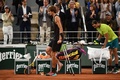 全仏オープンテニス、男子シングルス準決勝。松葉づえを突いてコートを歩くアレクサンダー・ズベレフ（2022年6月3日撮影）。(c)Christophe ARCHAMBAULT / AFP