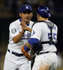 ピッツバーグ・パイレーツ戦に勝利し、捕手のラッセル・マーティン（%%Russell Martin%%、右）と喜びを分かち合う斉藤隆。(c)AFP/Getty Images/Jeff Gross
