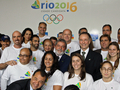 ブラジルのリオデジャネイロ（Rio de Janeiro）のイベント会場で、五輪代表選手や元選手らと並んだルイス・イナシオ・ルラ・ダシルバ（Luiz Inacio Lula da Silva）大統領（中央）とブラジル・オリンピック委員会（Brazilian Olympic Commitee、OCB）のカルロス・アルトゥール・ヌズマン（Carlos Arthur Nuzman）会長（中央右、2008年6月23日撮影）。(c)AFP/ PR - Ricardo Stuckert