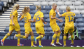 ロンドン五輪は3日、女子サッカー準々決勝の試合が英グラスゴー（Glasgow）のハムデン・パーク（Hampden Park）で行われ、フランスが2-1でスウェーデンを破り、初の4強入りを果たした。

前半19分にニラ・フィッシャー（Nilla Fischer）が挙げた先制点に歓喜するスウェーデンの選手（2012年8月3日撮影）。(c)AFP/GRAHAM STUART