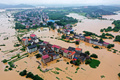 豪雨による洪水で広い範囲が冠水した中国湖南省衡陽市の様子を上空から撮影した航空写真（2019年7月9日撮影）。(c)STR / AFP