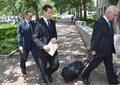 米ワシントンD.C.の連邦地方裁判所に弁護士らと出廷するマシュー・ローリー元FBI麻薬取締捜査官（中央、2015年7月9日撮影）。(c)AFP/MANDEL NGAN