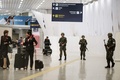 ブラジル・リオデジャネイロ国際空港の到着ロビーを警備するブラジル空軍の兵士（2016年7月25日撮影）。(c)AFP/YASUYOSHI CHIBA