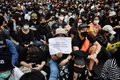 タイ・バンコクの民主記念塔周辺での反政府デモに参加した人々（2020年8月16日撮影）。(c)Lillian SUWANRUMPHA / AFP