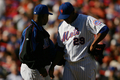 8回途中から3番手で登板し2点を失いウィリー・ランドルフ（%%Willie Randolph%%）監督から降板を命じられるメッツのホルヘ・ソーサ（%%Jorge Sosa%%、右）。(c)AFP/Getty Images Chris McGrath