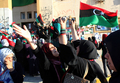 リビア東部ベンガジ（Benghazi）で、ムアマル・カダフィ（Moamer Kadhafi）大佐死亡の知らせに沸く市民ら（2011年10月20日撮影）。(c)AFP/ABDULLAH DOMA