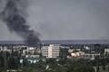 ウクライナ東部ルガンスク州のセベロドネツクで爆発が起こり、立ち上る煙（2022年5月30日撮影）。(c)ARIS MESSINIS / AFP