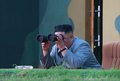 新型戦術誘導ミサイル発射の様子を双眼鏡で確認する、北朝鮮の金正恩朝鮮労働党委員長。朝鮮中央通信（KCNA）公開（2019年7月25日撮影、26日公開）。(c)AFP PHOTO/KCNA VIA KNS