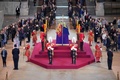 ロンドンにある英国会議事堂のウェストミンスターホールで行われたエリザベス女王のひつぎの公開安置の様子（2022年9月16日撮影）。(c)Yui Mok / POOL / AFP