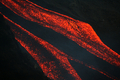 写真は同日、ストロンボリ火山の山腹を流れる溶岩。(c)AFP/MARIO LAPORTA