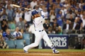 17MLBプレーオフ、ナ・リーグ優勝決定シリーズ（7回戦制）、ロサンゼルス・ドジャース対シカゴ・カブス。サヨナラ本塁打を放つロサンゼルス・ドジャースのジャスティン・ターナー（2017年10月15日撮影）。(c)AFP/Getty Images/Ezra Shaw
