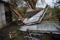 フィリピン北部のカガヤン州アルカラで、台風22号（アジア名：マンクット）により損壊した家屋（2018年9月15日撮影）。(c)TED ALJIBE / AFP