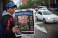 メキシコの首都メキシコ市でドナルド・トランプ氏の米大統領当選を1面で報じた新聞を掲げた男性（2016年11月9日撮影）。(c)AFP/YURI CORTEZ