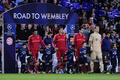サッカー欧州チャンピオンズリーグ（UEFA Champions League 2012-13）は1日、準決勝第2戦が行われ、バイエルン・ミュンヘン（Bayern Munich）が3-0でFCバルセロナ（FC Barcelona）に勝利し、2試合合計スコア7-0で4年間で3度目となる決勝に進出した。

ピッチに入場するFCバルセロナとバイエルン・ミュンヘンの選手（2013年5月1日撮影）。(c)AFP/JOSEP LAGO