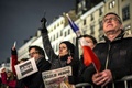 仏リヨン（Lyon）で、パリ（Paris）で起きた風刺週刊紙シャルリー・エブド（Charlie Hebdo）本社襲撃事件の犠牲者を追悼する集会に参加し、ペンを掲げる女性（2015年1月7日撮影）。(c)AFP/JEFF PACHOUD