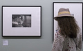 フランス南部アルルで行われた写真芸術祭で、ロバート・フランク氏の作品を鑑賞する人（2018年7月3日撮影）。(c)BERTRAND LANGLOIS and Bryan Thomas / various sources / AFP