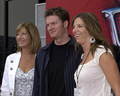 写真は上映会に出席したNASCARデール・アーンハートJr（%%Dale Earnhardt Jr.%%、中央）。(c)AFP/Getty Images Ken Charnock