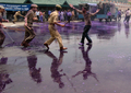 インド北部ジャム・カシミール（Jammu and Kashm）州スリナガル（Srinagar）での州政府職員によるデモで、警棒を使って制止する警官隊（2008年6月10日撮影）。(c)AFP/Tauseef MUSTAFA