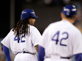 米大リーグ（MLB）で15日、アフリカ系米国人初の大リーガーとして活躍した故ジャッキー・ロビンソン（%%Jackie Robinson%%）氏の栄誉をたたえるジャッキー・ロビンソンデーを迎え、全試合で全選手、全コーチ陣、全審判員が同氏の永久欠番である背番号「42」を着用して試合に臨んだ。写真はサンフランシスコ・ジャイアンツ（%%San Francisco Giants%%）戦で三塁塁上に立つロサンゼルス・ドジャース（%%Los Angeles Dodgers%%）のマニー・ラミレス（%%Manny Ramirez%%）。（2009年4月15日撮影）(c)AFP/Getty Images/Kevork Djansezian