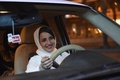 サウジアラビアの首都リヤドで、午前0時を過ぎ女性の車の運転が解禁されたことを受け、始めて車で道路に出た女性（2018年6月24日撮影）。(c)AFP/FAYEZ NURELDINE