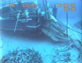 ニュージーランド海軍の潜水作業支援船「HMNZS Manawanui」の乗組員が18日、遠隔操作船「ROV（Remote Operating Vehicle）」で、海底に沈む「プリンセス・アシカ（Princess Ashika）」を撮影した。プリンセス・アシカ号は5日、トンガの首都ヌクアロファ（Nuku&apos;alofa）からハーフェバ（Ha&apos;afeva）へ向かう途中に沈没した。警察は19日、行方不明者数を72人に訂正した。（2009年8月18日撮影）。(c)AFP/HMNZ &apos;Manawanui&apos; Navy Team