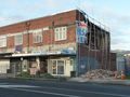 ニュージーランド南島クライストチャーチ（Christchurch）で、マグニチュード（M）6.0の地震により一部損壊した建物（2011年6月14日撮影）。(c)AFP/NEIL SANDS