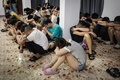 中国人を標的としたオンラインロマンス詐欺を組織的に行った疑いで逮捕された中国人。インドネシア・バタム市の工業団地で（2023年8月29日撮影）。(c)AFP