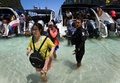 タイのピピ・レイ島マヤ湾をスピードボートで訪れる観光客（2018年4月9日撮影)。(c)AFP PHOTO / Lillian SUWANRUMPHA