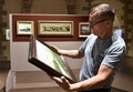 来観客が寄付した仏画家アンリ・ルソーの作品「釣り人のいる風景」を持つ美術館スタッフ。仏ラバルの美術館「Museum of Naive Art and Singular Arts」で（2017年8月29日撮影）。(c)AFP/JEAN-FRANCOIS MONIER