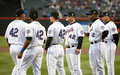 米大リーグ（MLB）で15日、アフリカ系米国人初の大リーガーとして活躍した故ジャッキー・ロビンソン（%%Jackie Robinson%%）氏の栄誉をたたえるジャッキー・ロビンソンデーを迎え、全試合で全選手、全コーチ陣、全審判員が同氏の永久欠番である背番号「42」を着用して試合に臨んだ。写真はサンディエゴ・パドレス（%%San Diego Padres%%）戦で試合前のセレモニーに臨むニューヨーク・メッツ（%%New York Mets%%）の選手。（2009年4月15日撮影）(c)AFP/Getty Images/Ezra Shaw