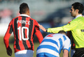 サッカー親善試合、プロ・パトリア（Pro Patria）対ACミラン（AC Milan）。人種差別的な暴言を受け、ピッチを後にするACミランのケヴィン・プリンス・ボアテング（Kevin Prince Boateng、左、2013年1月3日撮影）。(c)AFP/ALBERTO LINGRIA