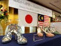 デザイナーのジミー・チュウ（Jimmy Choo）が福島の伝統的な素材を使って制作した靴（2014年4月18日撮影）。(c)AFP/TOSHIFUMI KITAMURA