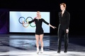 平昌冬季五輪、フィギュアスケートのエキシビションに臨むエフゲニア・タラソワ/ウラジーミル・モロゾフ組（2018年2月25日撮影）。(c)AFP/Mladen ANTONOV