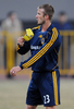 交代のためキャプテンマークを外すギャラクシーのデビッド・ベッカム（%%David Beckham%%）。(c)AFP/MARK RALSTON